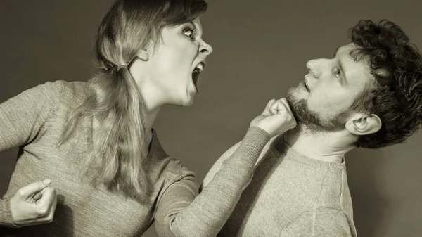 Mujer agresiva gritando al hombre . — Foto de Stock