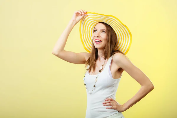 Mulher em grande chapéu de verão amarelo . — Fotografia de Stock