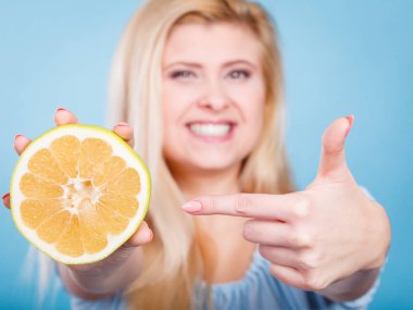 Greyfurt narenciye işaret eden kadın