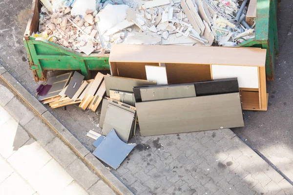 Residuos voluminosos, basura desordenada en contenedor — Foto de Stock