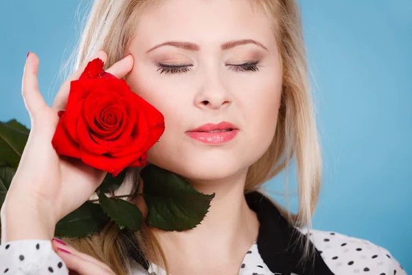 Kvinna med röd ros blomma på blå — Stockfoto