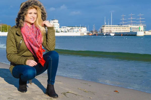 Femme relaxante sur la plage, journée froide — Photo