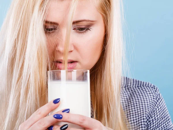 Donna che beve latte da vetro — Foto Stock