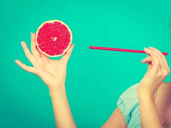 Vrouw drinken van SAP uit groenten, rode grapefruit — Stockfoto