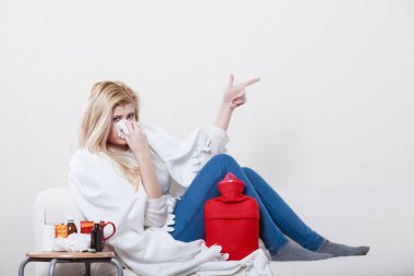 Kadının koltukta yalan grip olan hasta