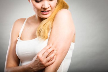 kaşıntılı kolunu Anti döküntü ile tırmalamak kadın