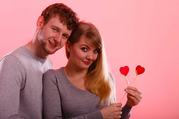 Mädchen mit Junge zeigt Herzen. — Stockfoto