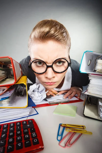 Vansinniga office kvinna på jobbet. — Stockfoto