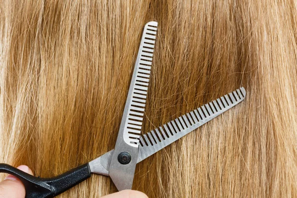 Details aus nächster Nähe. Spezialschere schneidet Haare. — Stockfoto