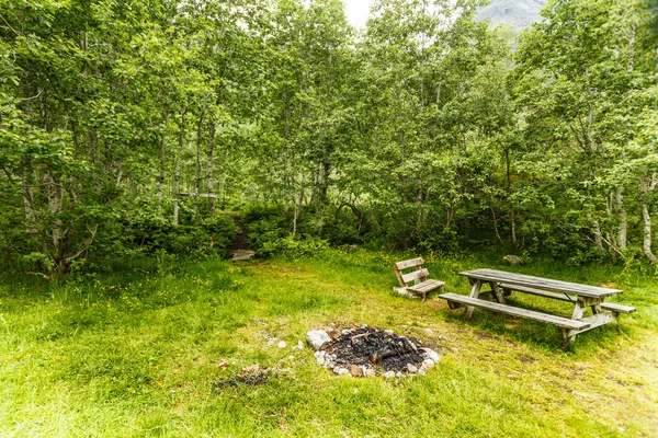 A piknik asztal a norvég természetben kemping — Stock Fotó