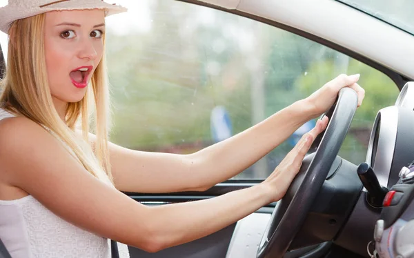 Жінка водить машину з рукою на гудзику — стокове фото