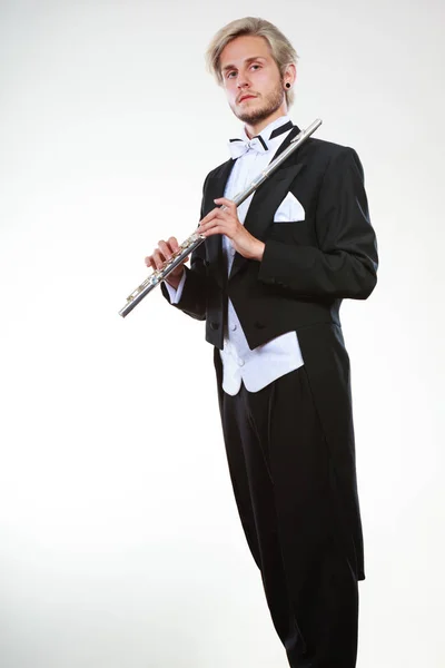 Mannelijke fluitist Rokkostuum dragen houdt fluit — Stockfoto