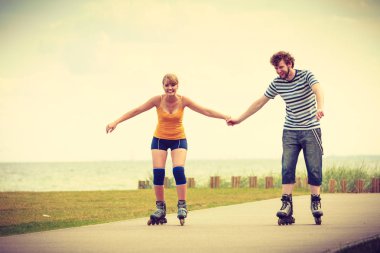 Dışarıda paten süren genç bir çift.