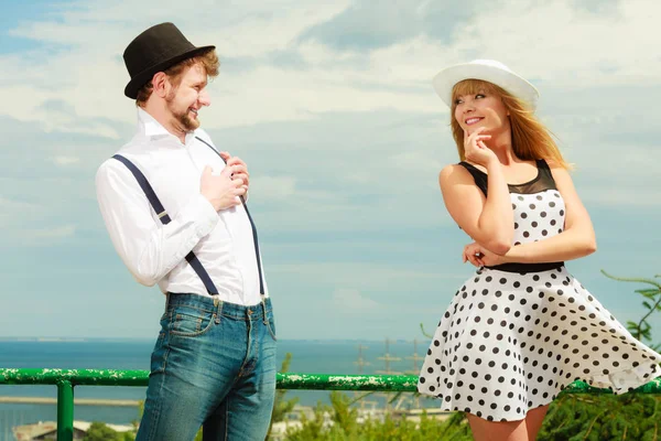 Liebendes Paar flirtet im Retro-Stil im Freien — Stockfoto