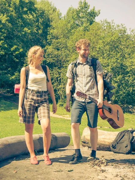 Pěší turistika mladý pár s kytara batoh venkovní — Stock fotografie