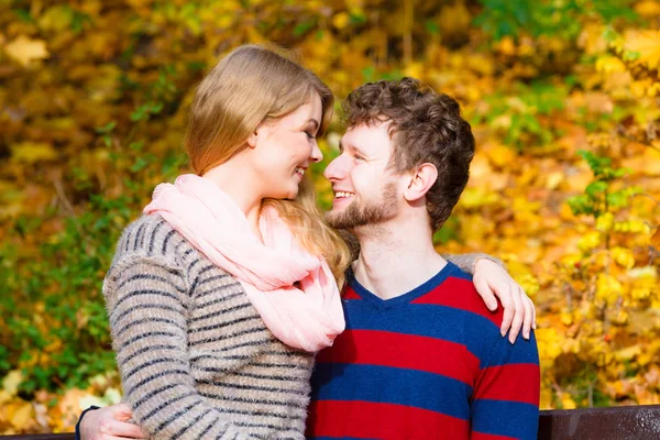 Couple amoureux dans le parc d'automne sur banc — Photo