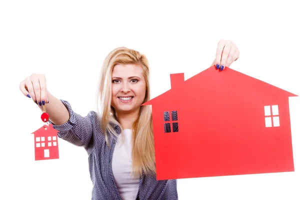Mujer sosteniendo casa de papel rojo y llave — Foto de Stock