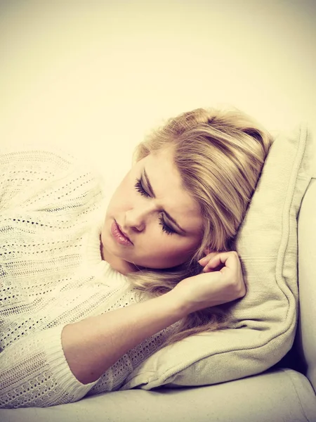 Mulher deitada no sofá sentindo-se muito mal — Fotografia de Stock
