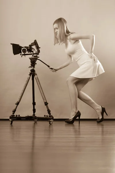 Photographer woman with camera taking photos — Stock Photo, Image