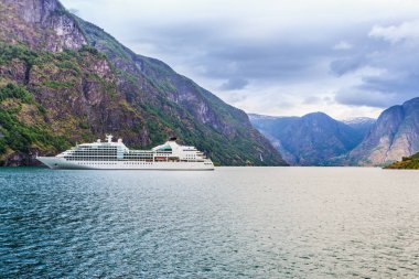 Cruise Gemi feribot Norveç Fiyordu üzerinde