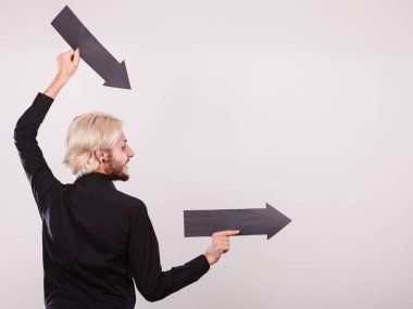 Aynı yönde iki oklar tutan adam