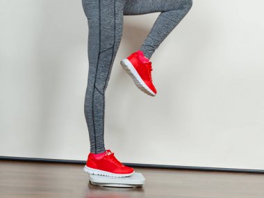 Spor giyim ayakta ağırlık makinede giyen kadın