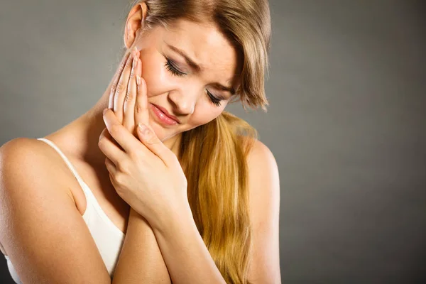 Mujer que sufre de dolor dental — Foto de Stock