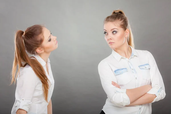 Mujer pidiendo disculpas a su amigo ofendido después de la pelea . — Foto de Stock