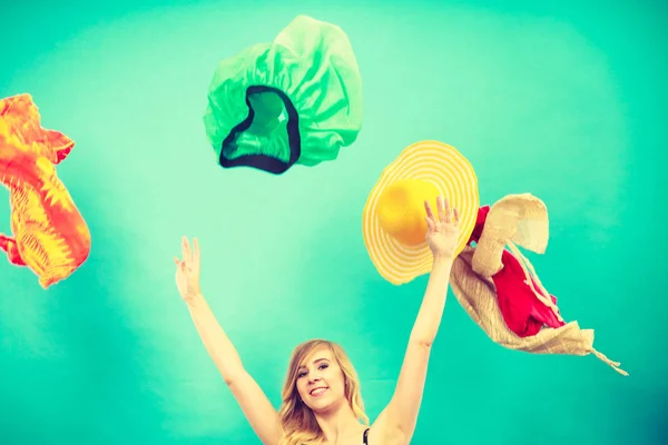 Kvinnan kastar upp kläder, kläder flyger överallt — Stockfoto