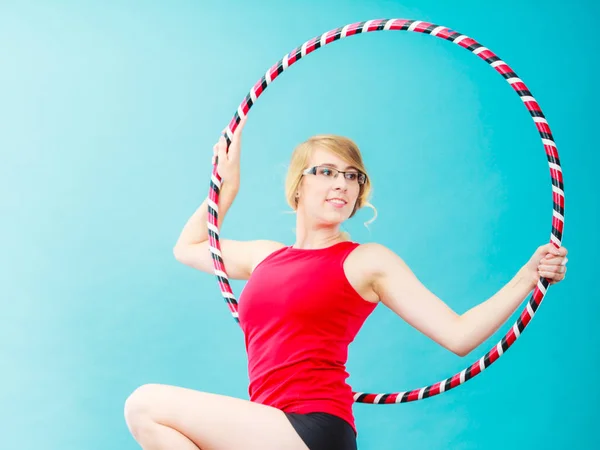 Fit mujer con hula hoop haciendo ejercicio — Foto de Stock