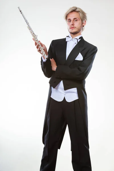 Flautista masculino con chaleco trasero sostiene flauta —  Fotos de Stock