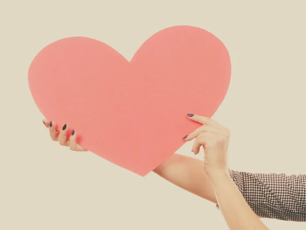 Vrouw met grote rode hart, teken van de liefde — Stockfoto