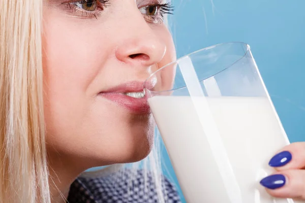 Vrouw die melk drinkt uit glas — Stockfoto