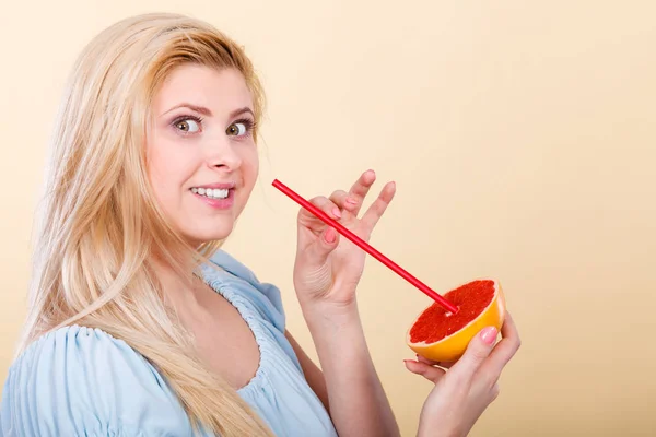 女性フルーツ、赤グレープ フルーツからジュースを飲む — ストック写真