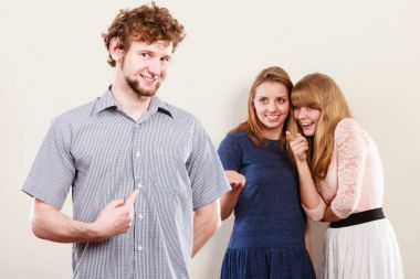 İki kadın adam hakkında dedikodu konuşmak.