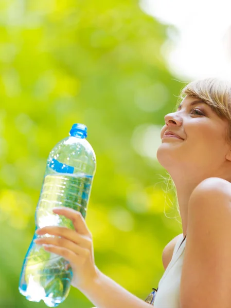 Turista mujer con botella de agua al aire libre —  Fotos de Stock