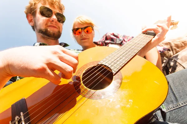 Giovane hipster suonare la chitarra per la donna . — Foto Stock