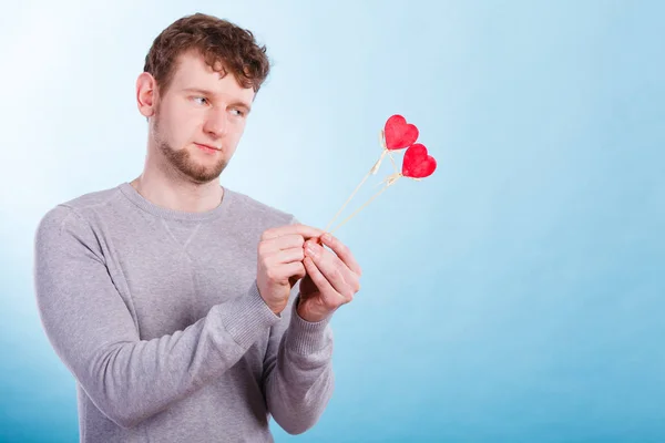 Mann hält Herzen in der Hand. — Stockfoto