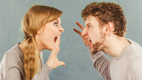 Marido y esposa gritando y discutiendo . — Foto de Stock