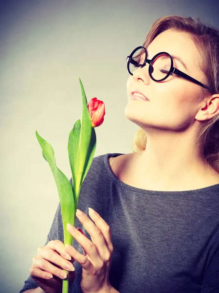 Uroczą kobietą pachnący kwiat czuć pokoju. — Zdjęcie stockowe