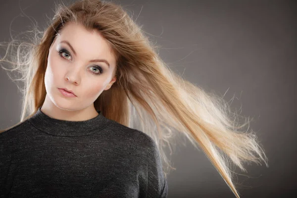 Stijlvolle aantrekkelijke vrouw portret. — Stockfoto