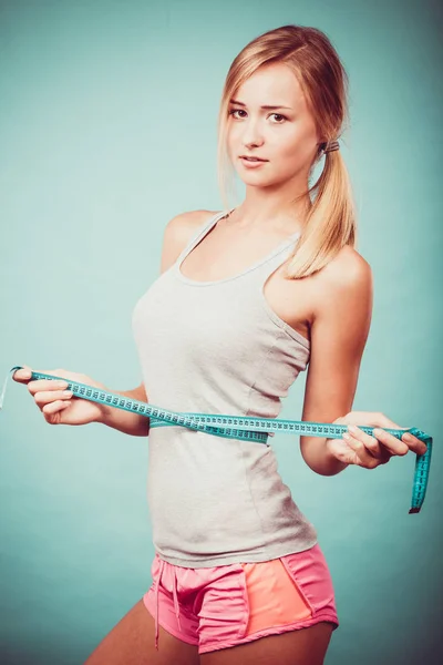 Fitness tjej mäta hennes midja — Stockfoto