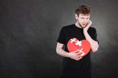 Kırık kalp tutan çok üzgün genç adam