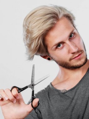 Adam texturizing veya inceltme makası makas ile kesme