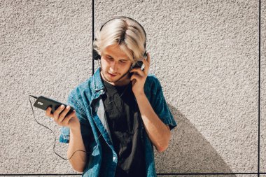 Kulaklık ile hippi adam dinleme müzik