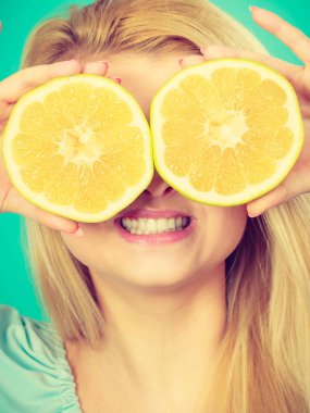 Greyfurt gözleriyle kapsayan kız