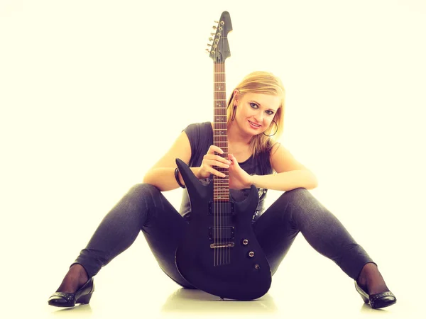 Kvinna konstnären spelare med elgitarr. — Stockfoto