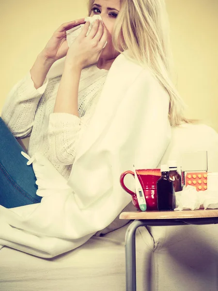 Vrouw ziek of griep liggend op de Bank hebben — Stockfoto