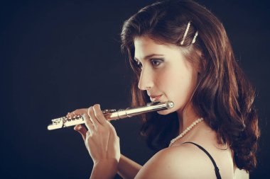 Enine flüt üzerinde siyah oynayan kadın.