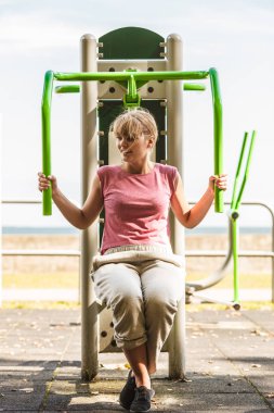 Aktif kadın üstünde göğüs sıkıştırma açık egzersiz.